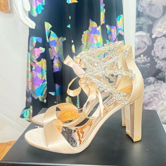 Badgley Mischka Ivory Heels with Crystal Embellishments/ size 9 - Picture 6 of 12